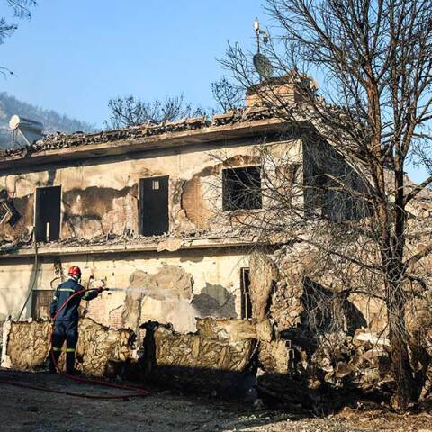 Τα αναπάντητα ερωτήματα για το πώς ξεκίνησε η φωτιά στη Σαλαμίνα