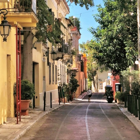 Κάθε Αύγουστο η Αθήνα αποκαλύπτεται: Έφυγαν για να ζήσουν, επιστρέφουν για να αναπνεύσουν