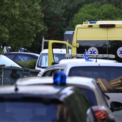 Δύο νεκροί από πυροβολισμούς σε είσοδο πολυκατοικίας στη Νέα Σμύρνη