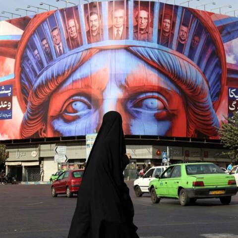 Γυναίκα στην Τεχεράνη περνά μπροστά από mural για τον αμερικανικό ιμπεριαλισμό