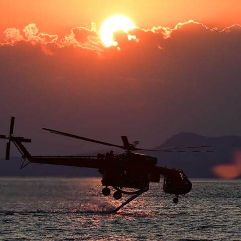 Ελικόπτερο παίρνει νερό από τη θάλασσα