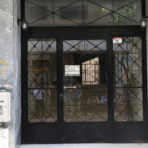 Η είσοδος της πολυκατοικίας όπου διέμενε η οικογένεια στην Κυψέλη