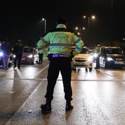 Σύλληψη 90χρονου που οδηγούσε ανάποδα στην Αττική Οδό στο Κορωπί - Διαπιστώθηκε ότι το δίπλωμα οδήγησής του είχε λήξει πριν από οκτώ χρόνια.