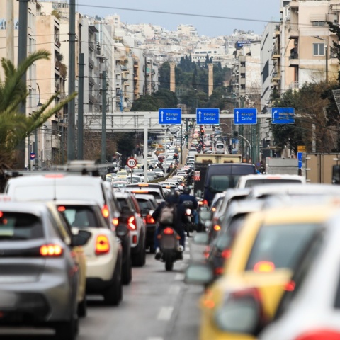 Αυτοκίνητα κολλημένα στην κίνηση στην άνοδο της Λ. Συγγρού