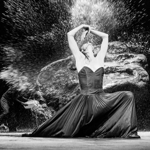 Vollmond (Full Moon), έργο της Pina Bausch, με τη Julie Anne Stanzak και το Ensemble.
