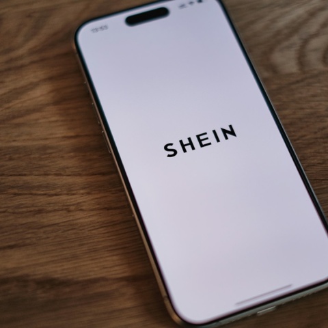 Το λογότυπο της Shein σε οθόνη κινητού