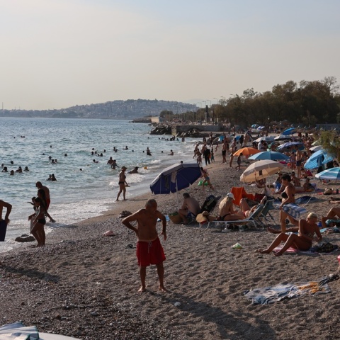 Λουόμενοι εκμεταλλεύονται τις υψηλές θερμοκρασίες και κάνουν μπάνιο στη θάλασσα