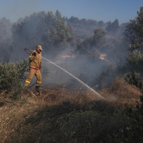 Πυροσβέστης επιχειρεί για την κατάσβεση φωτιάς
