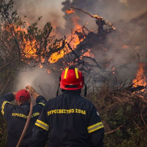 Μεγάλη κινητοποίηση της Πυροσβεστικής για τη φωτιά σε χαμηλή βλάστηση στη Δροσοπηγή Αφιδνών - Εστάλη 112, σε ισχύ κυκλοφοριακές ρυθμίσεις.