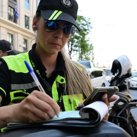 Διοικητικό πρόστιμο 1.500 ευρώ επιβλήθηκε στη Χίο σε οδηγό που πέταξε αναμμένο τσιγάρο από το όχημά του εν μέσω υψηλού κινδύνου πυρκαγιάς.