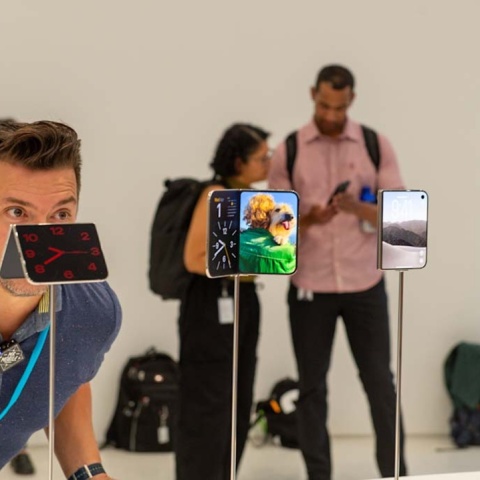 Τι νέο φέρνει το iPhone Duo - Πώς λειτουργεί η αναδιπλούμενη οθόνη και πώς μπορείτε να χρησιμοποιήσετε τις κάμερες