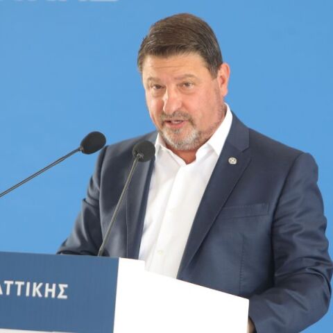 Ο περιφερειάρχης Αττικής Νίκος Χαρδαλιάς υπέγραψε την ένταξη 11 νέων έργων 15,54 εκατ. ευρώ για εκσυγχρονισμό και κατασκευή αθλητικών υποδομών σε 10 δήμους.