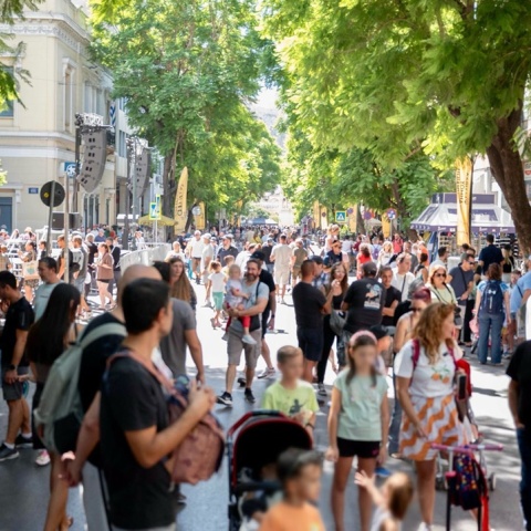 Πολίτες περπατούν στην άδεια από Αυτοκίνητα οδό Αθηνάς στο κέντρο της Αθήνας