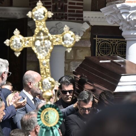 Τελευταίο χειροκρότημα στον Γιώργο Μαζωνάκη - Με το «Φεύγω για μένα» το τελευταίο αντίο στη Νίκαια