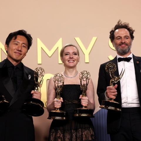 Οι μεγάλοι νικητές των Emmy 2026 με τα βραβεία ανά χείρας