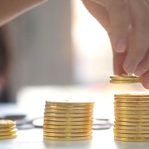 Ξεπερνούν τα 100 δισ. ευρώ οι νέες χρηματοδοτήσεις για επενδύσεις την περίοδο 2027-2034, με έμφαση στην πράσινη και ψηφιακή μετάβαση της χώρας.