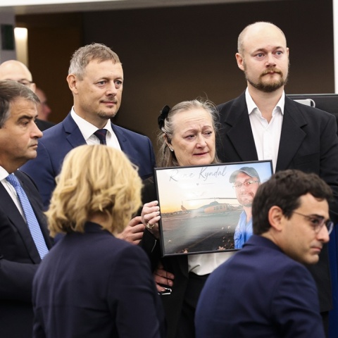 Η μητέρα του Δανού πιλότου που σκοτώθηκε στην Ψάθα κρατά φωτογραφία του
