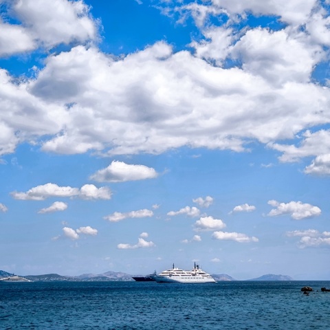 Σύννεφα πάνω από τη θάλασσα και ένα καράβι στον ορίζοντα