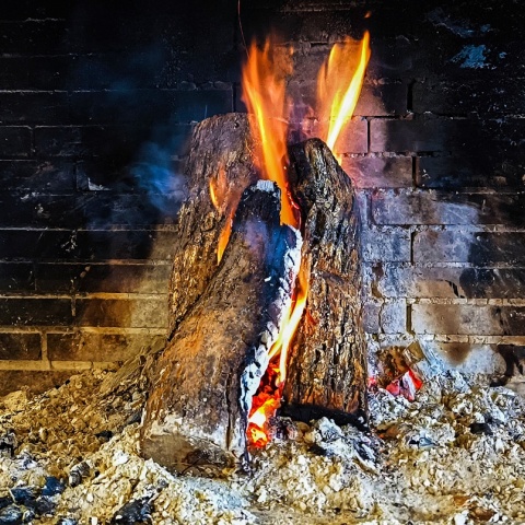 Καυσόξυλα καίγονται σε τζάκι