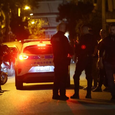 Έληξε το θρίλερ στη Νίκαια: Η Αστυνομία μπήκε στο διαμέρισμα όπου ο 49χρονος κρατούσε όμηρο τη σύζυγό του