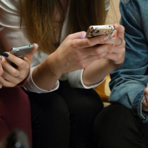 Έφηβοι και social media: Σημαντική άνοδο σημειώνει η προβληματική χρήση των μέσων κοινωνικής δικτύωσης στους νέους, σύμφωνα με νέα επιστημονική έκθεση.