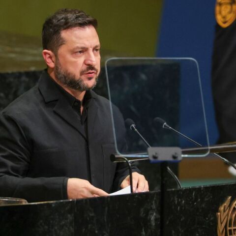Ο Βολοντίμιρ Ζελένσκι απέρριψε κατηγορηματικά το ενδεχόμενο επίσκεψης στη Μόσχα για διαπραγματεύσεις με τον Πούτιν, απαντώντας σε Ρώσο δημοσιογράφο στον ΟΗΕ.