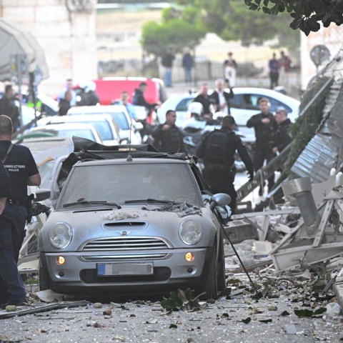 Κατάρρευση κτιρίου στην Πλάκα: Πληροφορίες για έναν τραυματία και ένα εγκλωβισμένο άτομο