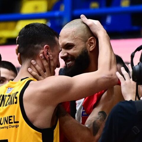 Ολυμπιακός: Η παρακάμερα του ημιτελικού με τις αγκαλιές του Λαρεντζάκη στους πρώην συμπαίκτες