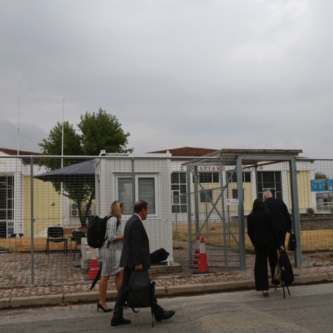 Πολίτες έξω από το δικαστήριο όπου εκδικάζεται η υπόθεση των Τεμπών