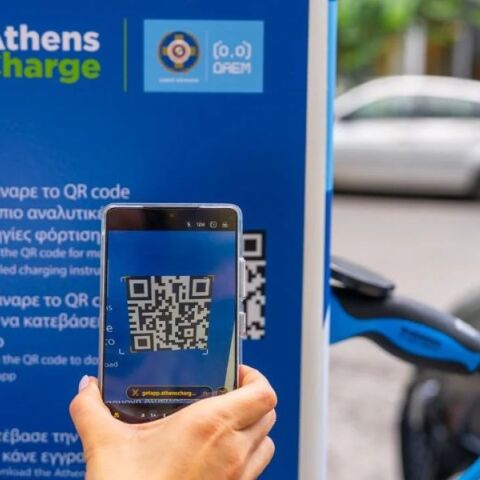 Από την 1η Οκτωβρίου ο Δήμος Αθηναίων θέτει σε λειτουργία το AthensCharge, επιτρέποντας στους οδηγούς να εντοπίζουν και να πληρώνουν τη φόρτιση.