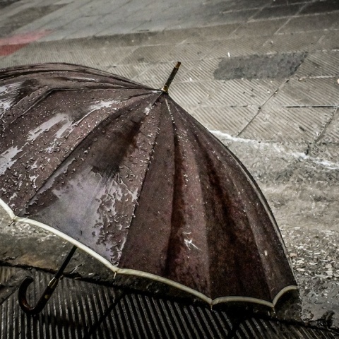 Ομπρέλα σε πεζοδρόμιο