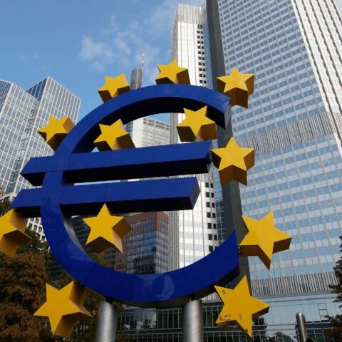 Στο χαμηλότερο επίπεδο από τον Μάιο του 2025 υποχώρησε το ευρώ έναντι του δολαρίου, εν μέσω ανησυχιών για το γαλλικό χρέος.