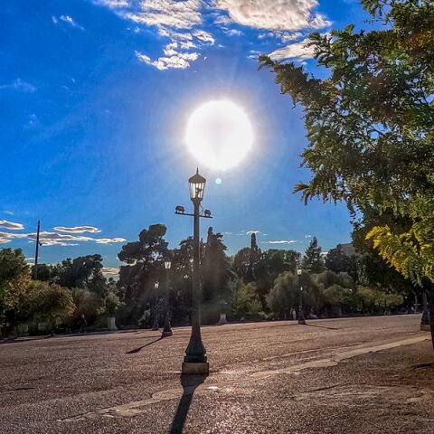 Με ηλιοφάνεια και θερμοκρασία έως τους 27 °C ο καιρός την Τρίτη