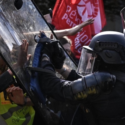 Οι μπάχαλοι που στρώνουν τον δρόμο για τη Λεπέν