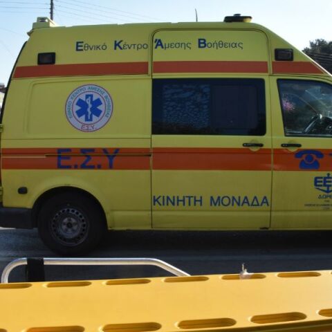 Χωρίς τις αισθήσεις του απεγκλωβίστηκε 75χρονος στον Αυλώνα, όταν λύθηκε το χειρόφρενο ημιφορτηγού κατά τη διάρκεια εργασιών.