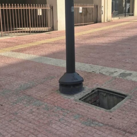 Ένα από τα ανοιχτά φρεάτια χωρίς καπάκι στον Πειραιά