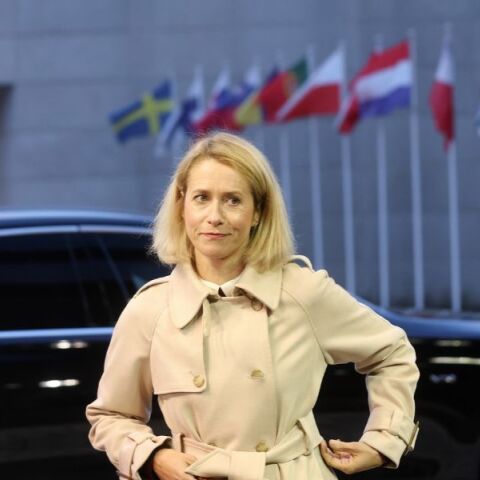 Το μεγαλύτερο πακέτο κυρώσεων υιοθέτησε η ΕΕ, επιβάλλοντας περιορισμούς σε 1.600 εταιρείες και στελέχη της ρωσικής πολεμικής βιομηχανίας.