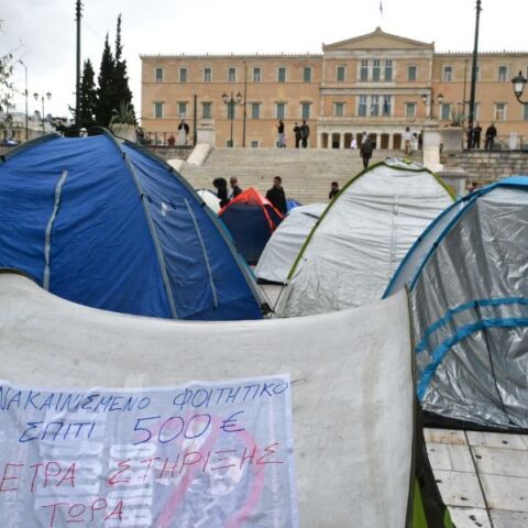 Δεκάδες φοιτητές έστησαν σκηνές στην πλατεία Συντάγματος, διεκδικώντας μέτρα για το κόστος σπουδών, τη στέγαση και τη φοιτητική μέριμνα.