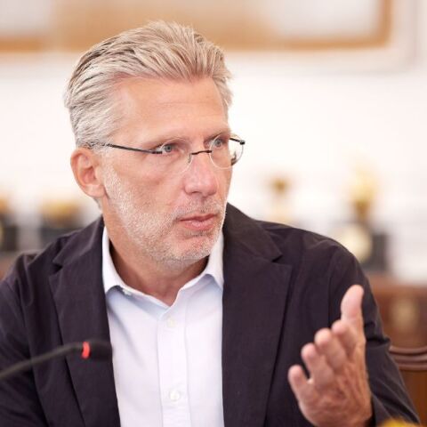 Στα μέτρα στήριξης, τη δημοσιονομική σταθερότητα και το νομοσχέδιο για την προστασία των ανηλίκων στα social media αναφέρθηκε ο Άκης Σκέρτσος
