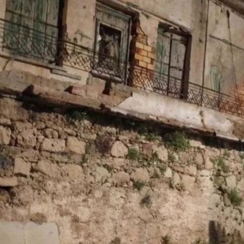 Κατέρρευσε τμήμα μπαλκονιού στην Κίσσαμο Χανίων - Καταγράφηκαν ζημιές σε αυτοκίνητα