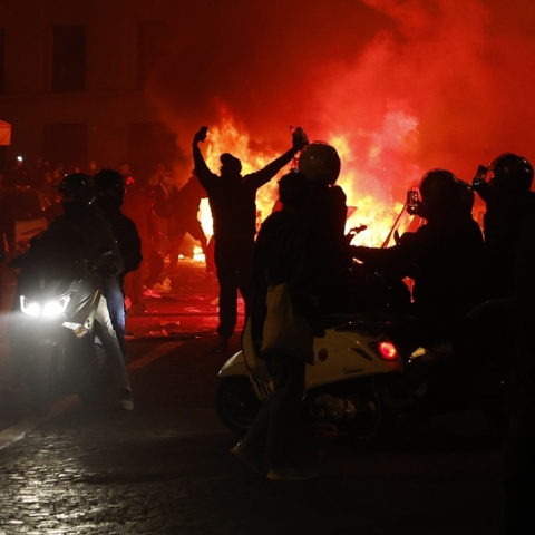Ένταση και επεισόδια στη Γαλλία: 800.000 πολίτες στους δρόμους - Διαδηλωτής έχασε το χέρι του από χειροβομβίδα