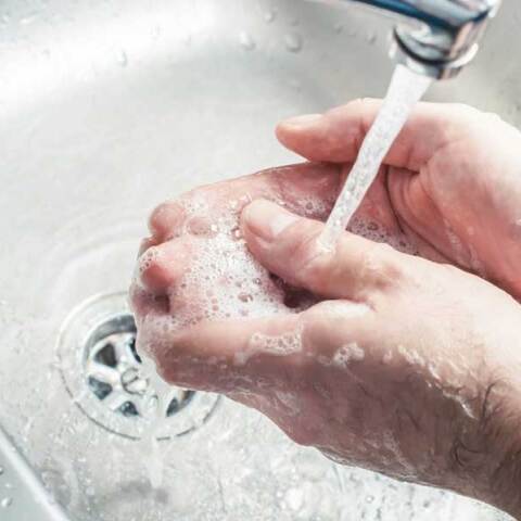 Πλύσιμο χεριών με σαπούνι στον νιπτήρα