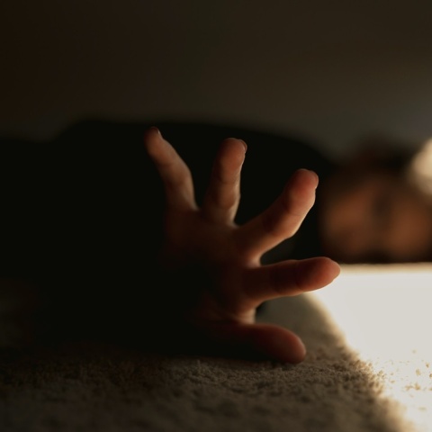 Χέρι ατόμου που είναι πεσμένο στο έδαφος