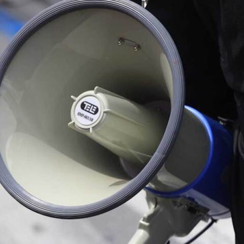Διαδηλωτής με μεγάφωνο σε διαδήλωση