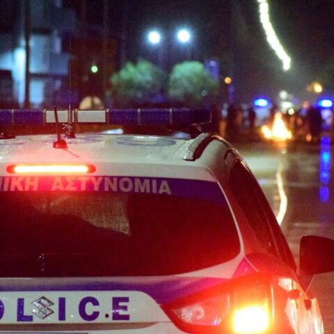 Συνελήφθη στην Αρτέμιδα 25χρονος που προκάλεσε τροχαίο υπό την επήρεια αλκοόλ και απείλησε με μαχαίρι τους αστυνομικούς που έφτασαν στο σημείο.