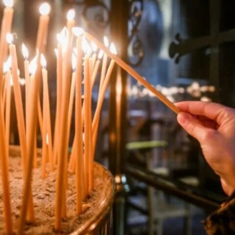 Αναμμένα κεριά σε εκκλησία