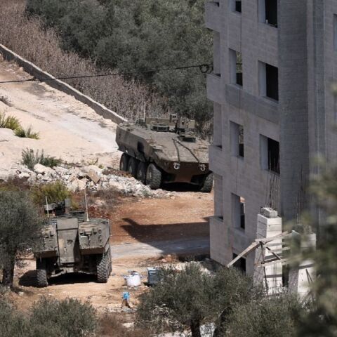 Ο Μπενιαμίν Νετανιάχου διέταξε ευρεία στρατιωτική επιχείρηση στη Δυτική Όχθη μετά τον θάνατο δύο Ισραηλινών στρατιωτών στη Χεβρώνα.