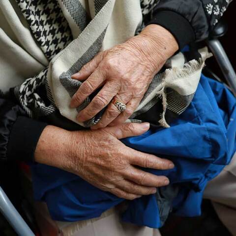 Συνταξιούχος σε καρέκλα
