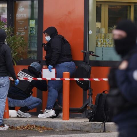 Ο Εμανουέλ Μακρόν χαρακτήρισε «ρατσιστική τρομοκρατική επίθεση» τους πυροβολισμούς κοντά στο Παρίσι που προκάλεσαν έναν θάνατο και πέντε τραυματισμούς.