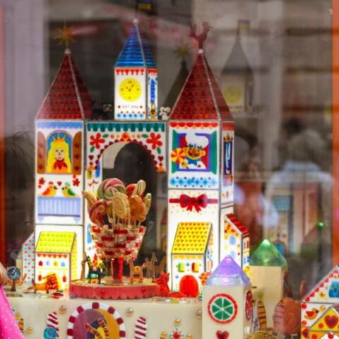 Συνελήφθη 43χρονος στη Θεσσαλονίκη για 22.834 «μαϊμού» παιχνίδια - Επιβλήθηκε πρόστιμο 100.000 ευρώ και τα προϊόντα καταστράφηκαν.